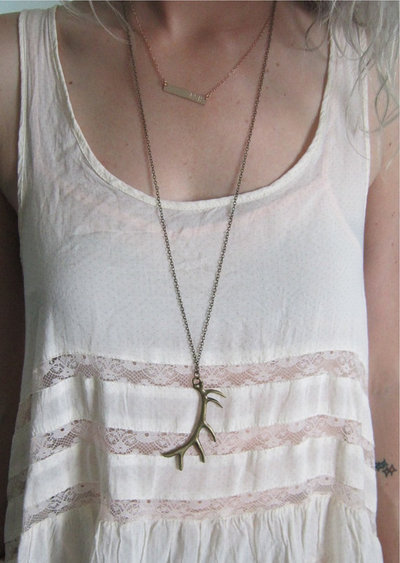 Long antler necklace in brass, Teevin 