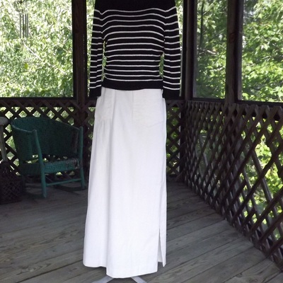 White corduroy long floor length skirt with pockets, vintage women's size small us 6 8