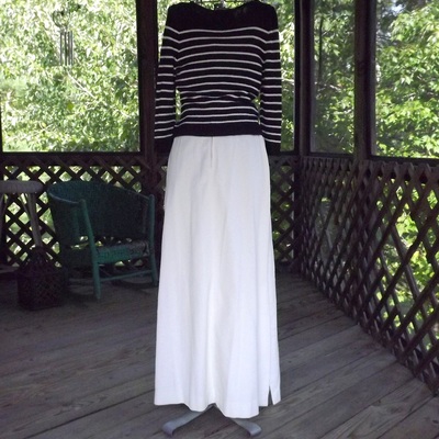 White corduroy long floor length skirt with pockets, vintage women's size small us 6 8