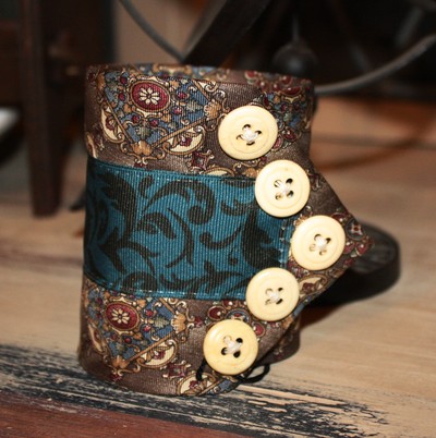 TC114 Kneck Tie Wrist Cuff