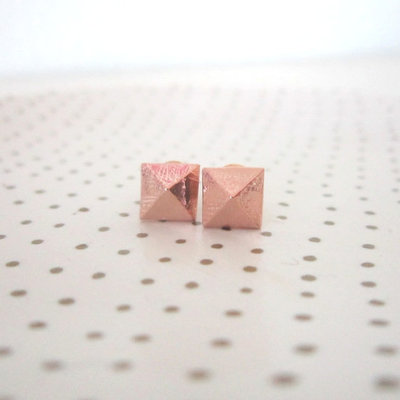 Pyramid stud earrings in rose gold 