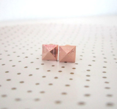 Pyramid stud earrings in rose gold 