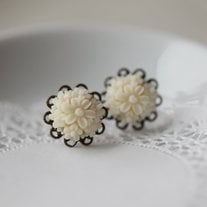 alexia. filigree rose earrings. in creamy white.