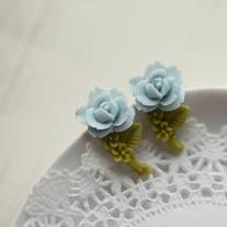 pretty single rose earrings. in light blue.