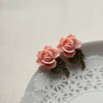 pretty single rose earrings. in light pink.