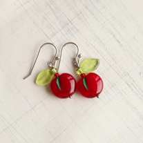 super sweet glass cherry earrings.
