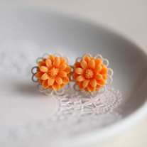 mary. a little flower earrings. in orange.