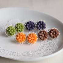 mary. a little flower earrings. in green. - Thumbnail 1