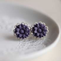 mary. a little flower earrings. in purple.