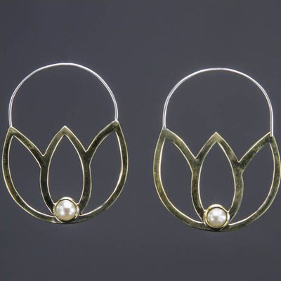 Floating lotus w/ pearl (brass)