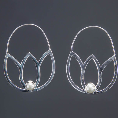 Floating lotus w/ pearl (silver)