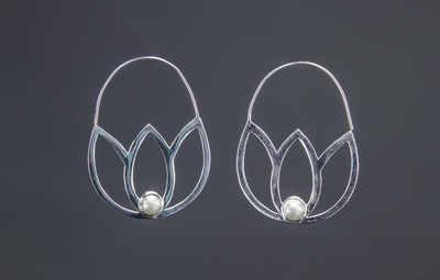 Floating Lotus w/ Pearl (Silver)