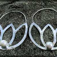 Floating Lotus w/ Pearl (Silver) - Thumbnail 1