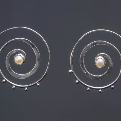 Silver shiva eye w/ pearl center