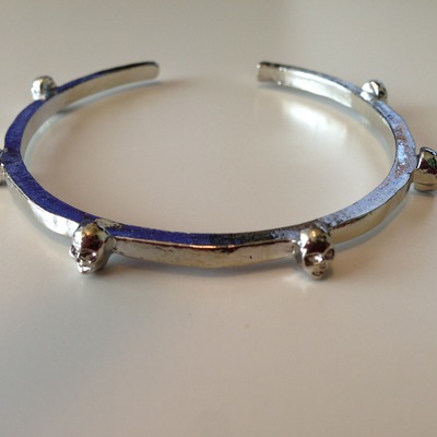 Multiple skull bangle in silver
