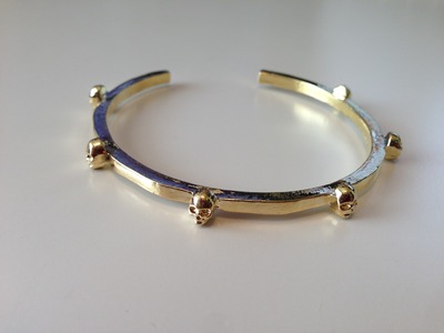 Multiple skull bangle in gold