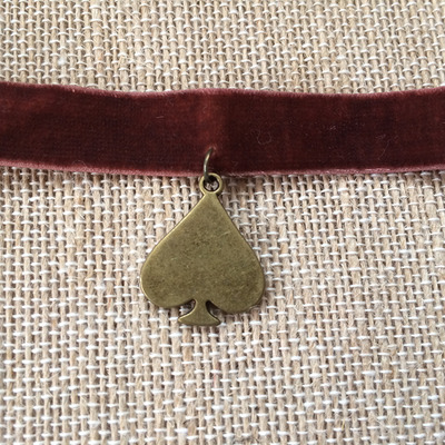 Queen of spades choker in rust / brass