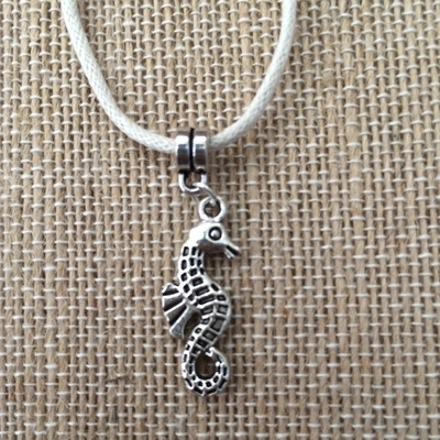 Sea horse necklace in cream / silver