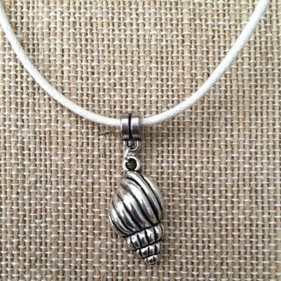 Sea shell necklace in cream / silver