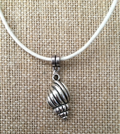Sea Shell Necklace in Cream / Silver