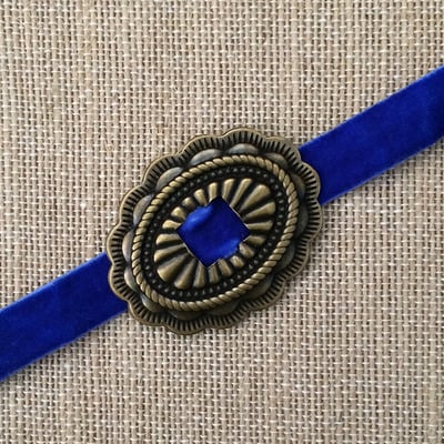 Concho bracelet in royal / brass