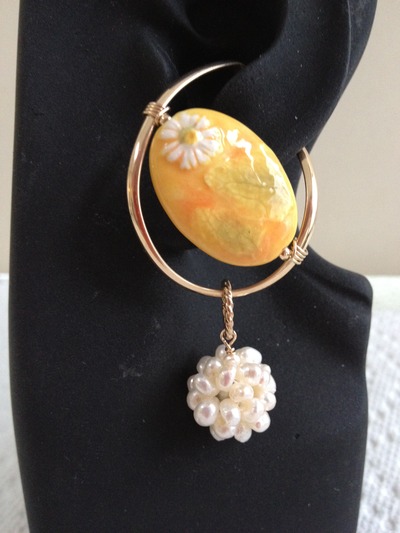 yellow daisy w/pearl ball