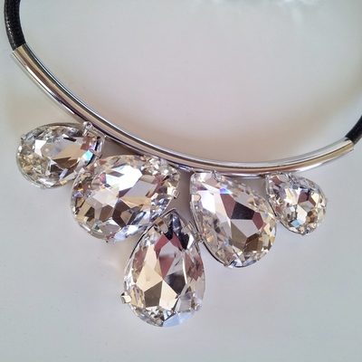 Elegant teardrop crystal necklace