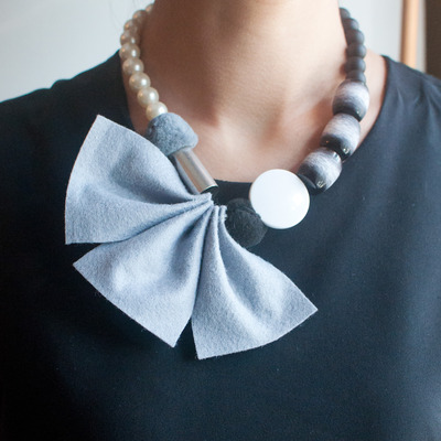 Felt flower grey black silver statement necklace, nl0764 - Thumbnail 5