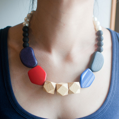 Red black purple blue wood geometric beaded statement necklace nl0759 - Thumbnail 3