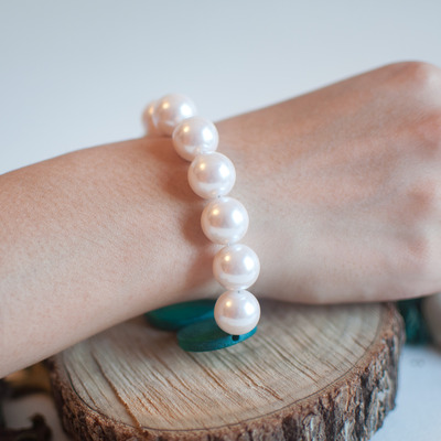 White glass pearl green disc beaded bracelet, bl0677