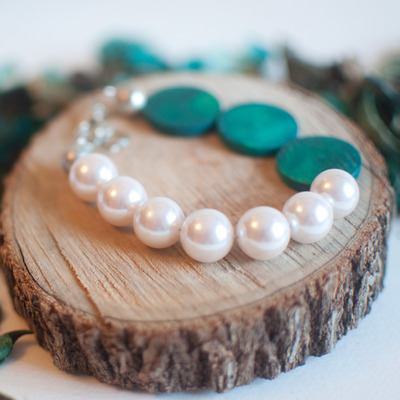 White Glass Pearl Green Disc Beaded Bracelet, BL0677