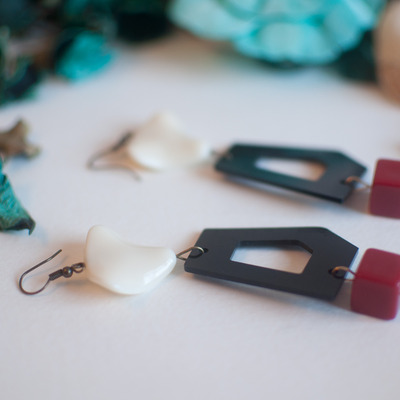 Plastic vinyl black red white drop earrings, er0660