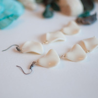 White Plastic Shell Earrings, ER0666 - Thumbnail 2