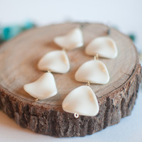 White Plastic Shell Earrings, ER0666 - Thumbnail 1