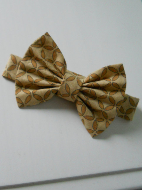 Men's-Teenager-Young Adult-Boys Gold/Tan Print Adjustable Bowtie. Great for photos, weddings, special occasions, every day wear.