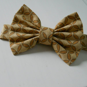 Men's-Teenager-Young Adult-Boys Gold/Tan Print Adjustable Bowtie. Great for photos, weddings, special occasions, every day wear.