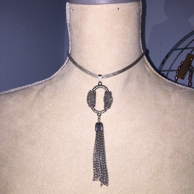 Silver choker with o dangling pendat