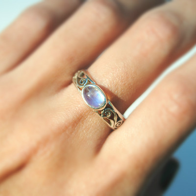 Vintage quartz scroll ring