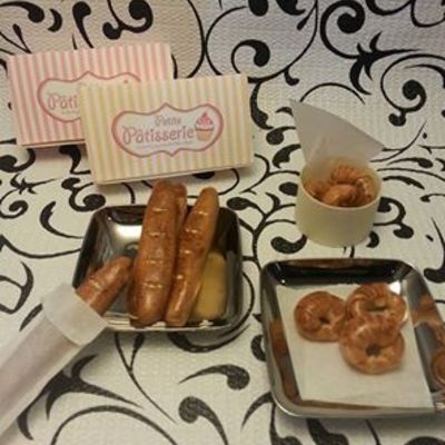 Petite baguettes or croissants 