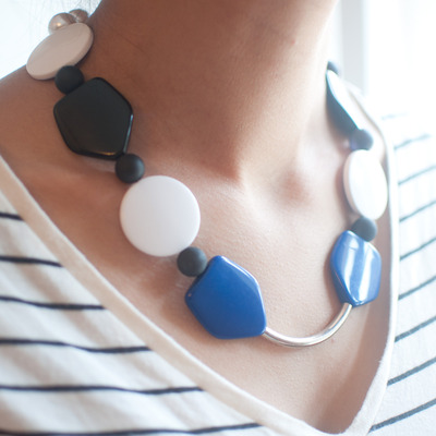 Flatted pentagon round blue black white collar necklace nl0639 - Thumbnail 3