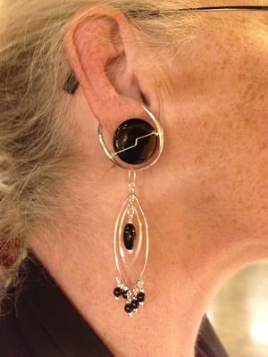 Black Bead w/wave oval front dangle