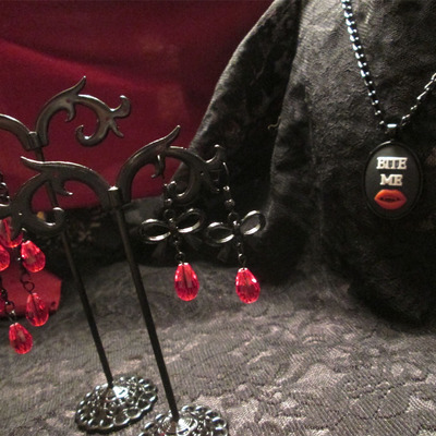 “bite me” vampire necklace and earrings set - Thumbnail 3