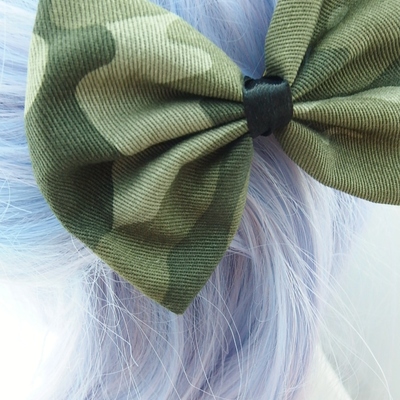Sale! green and brown camo army print fabric hair bow - Thumbnail 4