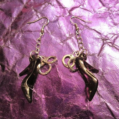 Handcuffs and high heels fetish earrings (black) 