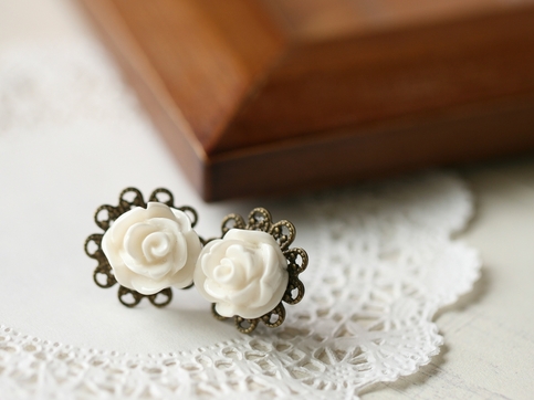 Snow White Filigree Rose Earrings
