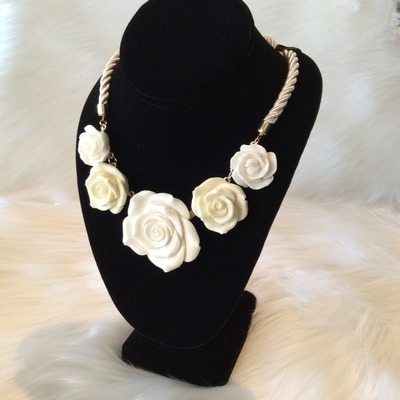 Ivory flower necklace - Thumbnail 4