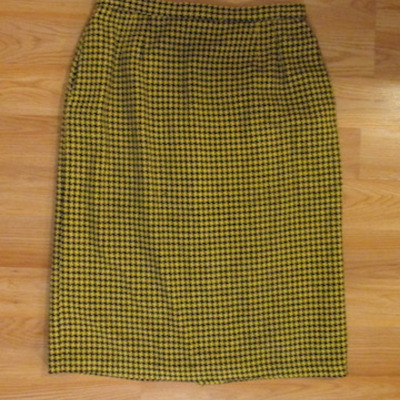 Houndstooth pencil skirt  (missing button-as is)