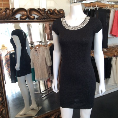 Black dress with pearl accent  - Thumbnail 4