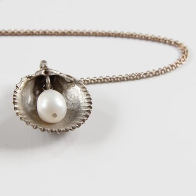 Cast sterling silver shell necklace with freshwater pearl - Thumbnail 3