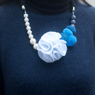 White felt flower necklace nl0824  - Thumbnail 2